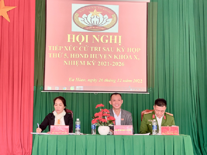 Dai bieu HDND huyen tiep xuc cu tri tai xa Ea Hiao 2